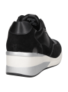 Zapatilla casual negra con mezcla de materiales lisos y gamuza, puntera reforzada y detalles de costuras en el talón.
