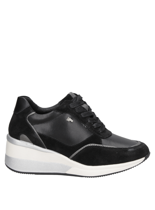Zapatilla negra de cuero para mujer, estilo casual, con diseño moderno y urbano, ideal para caminatas largas en la ciudad.