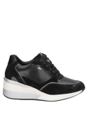 Zapatilla de cuero negro con suela gruesa y voluminosa, perfecta para uso diario y comodidad prolongada.