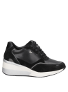 Zapatilla de cuero negro con suela gruesa y voluminosa, perfecta para uso diario y comodidad prolongada.