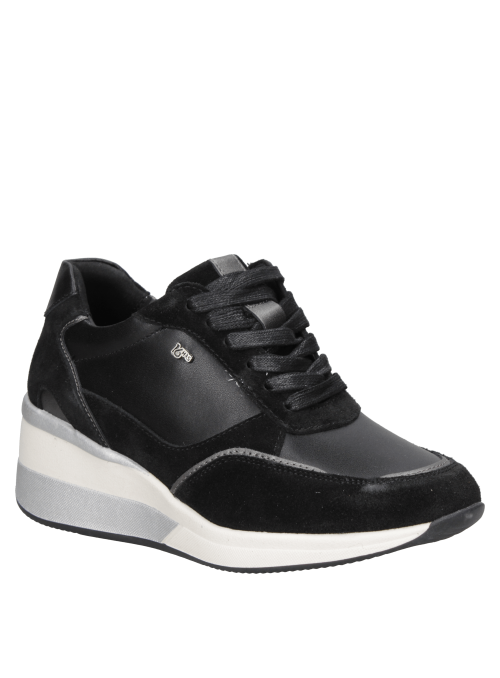 Zapatilla negra de cuero para mujer, estilo casual, con diseño moderno y urbano, ideal para caminatas largas en la ciudad.