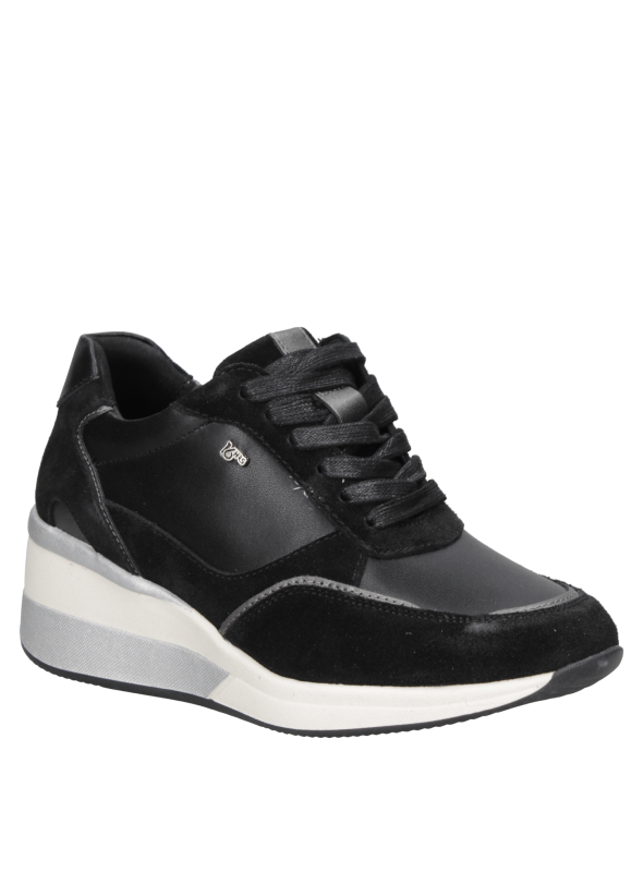 Zapatilla negra de cuero para mujer, estilo casual, con diseño moderno y urbano, ideal para caminatas largas en la ciudad.