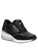 Zapatilla negra de cuero para mujer, estilo casual, con diseño moderno y urbano, ideal para caminatas largas en la ciudad.