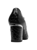 Clásico zapato de cuero negro para mujer, perfecto equilibrio entre lo formal y cotidiano, adecuado para cenas elegantes.