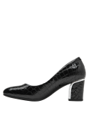 Zapato negro de charol para mujer, con diseño minimalista y taco cómodo, ideal para reuniones familiares formales.