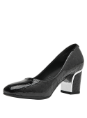 Elegante zapato de cuero negro para mujer, con adorno lateral y punta redondeada, adecuado para un entorno de oficina.