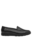 Zapato casual de cuero negro para mujer, diseño delicado y confortable.