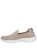 zapatilla beige de mujer, combinación de cuero y textil, perfecta para el día a día.