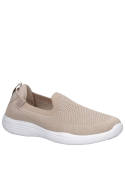 detalle de material textil y cuero en zapatilla beige de estilo informal para mujer.