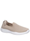 detalle de material textil y cuero en zapatilla beige de estilo informal para mujer.