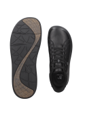 Calzado negro de cuero para hombre, estilo urbano y casual con ojales metálicos y lengüeta acolchada.