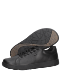 Zapatilla negra urbana de cuero para hombre, con suela gruesa y cordones, ideal para el uso diario y actividades casuales.