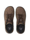zapatilla urbana café de cuero para hombre, estilo casual con corte bajo, permitiendo libertad de movimiento en el tobillo.