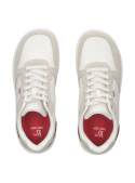 zapatilla sintética blanca urbana con acolchado en el talón, diseño casual que combina elegancia y funcionalidad.