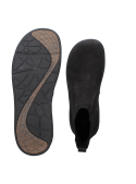 Elegante botín Chelsea de cuero negro para hombre, con lengüeta en el talón para facilitar el ajuste al ponérselo.