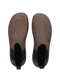 Botín Chelsea de cuero café para hombre, con paneles elásticos laterales y lengüeta trasera para fácil calzado.