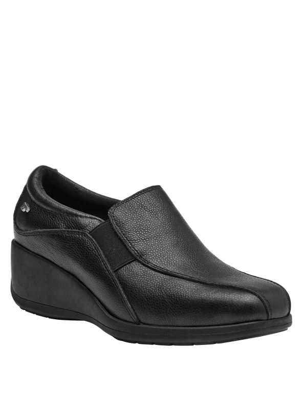 Elegante zapato negro de charol con taco plano, diseñado para ofrecer confort y estilo.