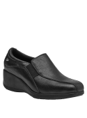 Elegante zapato negro de charol con taco plano, diseñado para ofrecer confort y estilo.