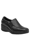 Elegante zapato negro de charol con taco plano, diseñado para ofrecer confort y estilo.