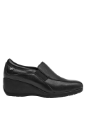 Zapato de mujer en cuero negro con detalles elásticos, estilo clásico y moderno a la vez.