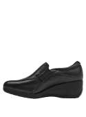 Zapato de cuero negro con diseño atemporal y caña de 6 cm, perfecto para cualquier ocasión.