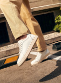 zapatilla blanca de cuero para mujer, estilo casual, con diseño clásico y minimalista, ideal para el uso cotidiano.
