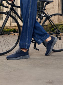 zapatilla azul urbana para hombre con malla transpirable en el empeine y diseño moderno, ideal para uso deportivo y casual.