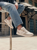zapatilla blanca urbana para hombre con cordones tradicionales y corte bajo, adecuada para un look casual diario.