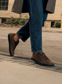 zapatilla urbana café de cuero para hombre, ideal para el uso diario, con suela gruesa y cordones para un ajuste seguro.