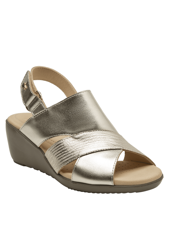 Sandalia casual negra de cuero para mujer, con punta abierta y diseño confortable para uso prolongado.