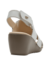 Sandalia casual blanca de cuero para mujer, ideal para uso diario por su confort.