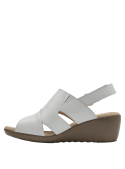 Calzado de cuero blanco para mujer, diseñado para comodidad y frescura en verano.