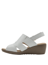 Calzado de cuero blanco para mujer, diseñado para comodidad y frescura en verano.