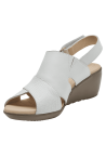 Sandalia blanca de cuero para mujer, estilo casual, con taco cuña de 5.5 cm y punta abierta.