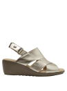 Sandalia casual dorada de cuero premium para mujer, con diseño estilizado y taco cuña cómodo.