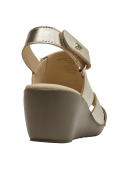 Sandalia de cuero dorado para mujer, estilo casual, con forro suave y plantilla confortable.