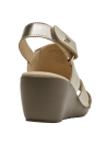 Sandalia de cuero dorado para mujer, estilo casual, con forro suave y plantilla confortable.