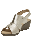 Sandalia dorada de cuero para mujer, estilo casual, con taco cuña de 5.5 cm y punta abierta.