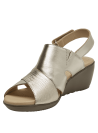 Sandalia dorada de cuero para mujer, estilo casual, con taco cuña de 5.5 cm y punta abierta.