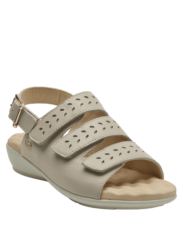 Sandalia casual negra de cuero para mujer, con correas anchas perforadas que mejoran la ventilación y hebilla ajustable.