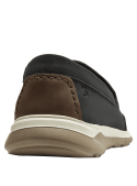 Mocasín de cuero negro para hombre, estilo casual, con costuras visibles que resaltan su diseño clásico.