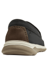Mocasín de cuero negro para hombre, estilo casual, con costuras visibles que resaltan su diseño clásico.