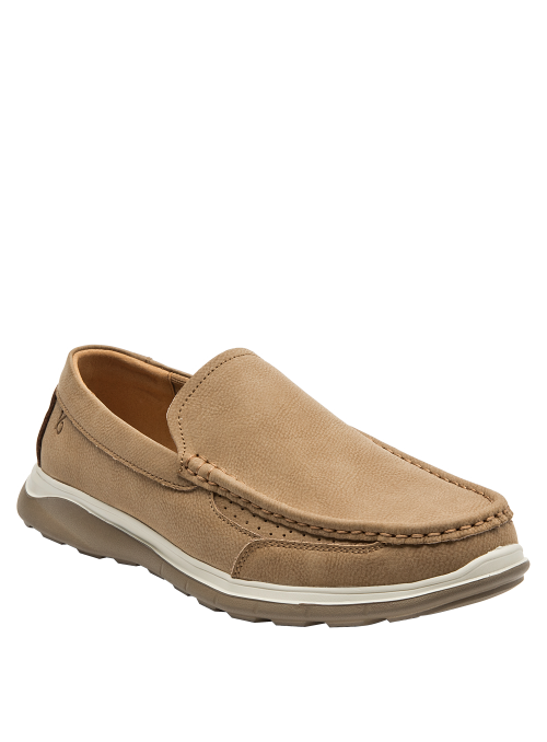 Zapato mocasín de cuero camel, diseño versátil con suela blanca, adecuado para oficina o reuniones informales.