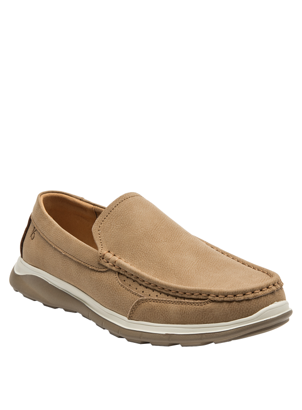 Zapato mocasín de cuero camel, diseño versátil con suela blanca, adecuado para oficina o reuniones informales.