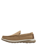 Mocasín masculino de cuero camel, elegante y resistente, perfecto para combinar con jeans o chinos.