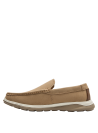 Mocasín masculino de cuero camel, elegante y resistente, perfecto para combinar con jeans o chinos.