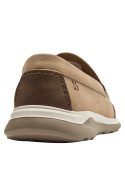 Mocasín de cuero camel para hombre, diseño clásico moderno con costuras visibles y suela de goma blanca contrastante.