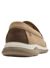Mocasín de cuero camel para hombre, diseño clásico moderno con costuras visibles y suela de goma blanca contrastante.