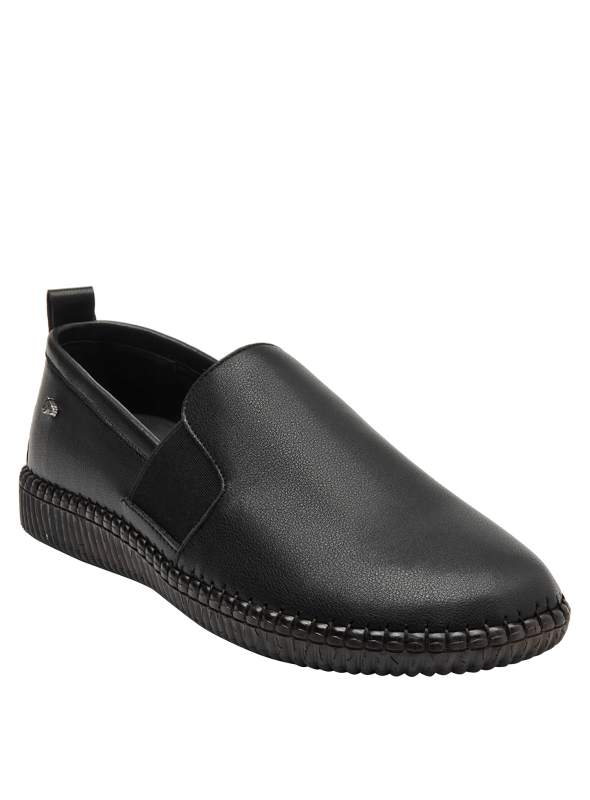 calzado negro de cuero femenino, diseño sencillo y sofisticado, perfecto para el día a día.