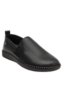 calzado negro de cuero femenino, diseño sencillo y sofisticado, perfecto para el día a día.